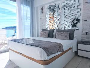1 dormitorio con 1 cama grande y ventana grande en Getares Beach, en Algeciras