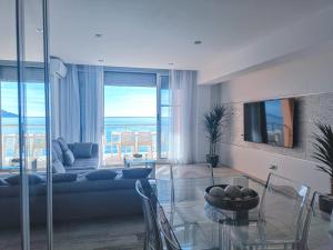 sala de estar con sofá y mesa de cristal en Getares Beach, en Algeciras