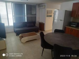 een woonkamer met een blauwe bank en een tafel bij amir private apartment's in Tel Aviv