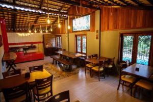 an overhead view of a restaurant with tables and chairs at Pousada do Altar in Conceição do Mato Dentro