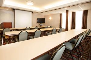 Sala de conferencias con mesas, sillas y TV en Drury Inn & Suites Springfield MO, en Springfield