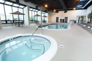 een groot zwembad in een gebouw met een hot tub bij Drury Inn & Suites Joplin in Joplin