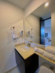 y baño con lavabo y espejo. en Room in BB - Luxurious mountain-view suite en San Antonio