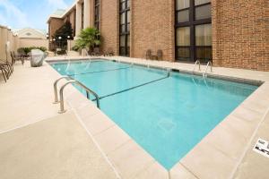 - une grande piscine d'eau bleue dans un bâtiment dans l'établissement Drury Inn - Mobile, à Mobile