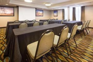 - une salle de conférence avec des tables et des chaises dans l'établissement Drury Inn - Mobile, à Mobile