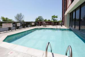 a swimming pool at a hotel at Drury Inn & Suites Kansas City Airport in Kansas City