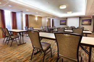 une salle de conférence avec des tables et des chaises dans l'établissement Drury Inn & Suites Kansas City Airport, à Kansas City