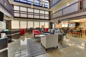 un hall avec des tables et des chaises ainsi qu'un restaurant dans l'établissement Drury Inn & Suites Houston Sugar Land, à Sugar Land