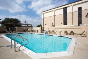 uma grande piscina em frente a um edifício em Drury Inn & Suites San Antonio Northeast em San Antonio