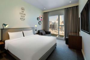 سرير أو أسرّة في غرفة في Rove Dubai Marina