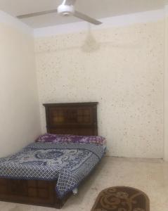 a bedroom with a bed and a ceiling fan at شارع طارق مرسي مطروح in Marsa Matruh