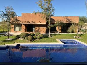een huis met een zwembad ervoor bij Rincón de Paz in San Isidro Mazatepec