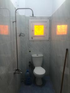 a small bathroom with a toilet and a window at شارع طارق مرسي مطروح in Marsa Matruh