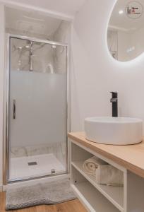 uma casa de banho com um lavatório e um espelho em Le reflet chic - 2 pièces neuf - quartier calme à 5 min de Strasbourg em Schiltigheim