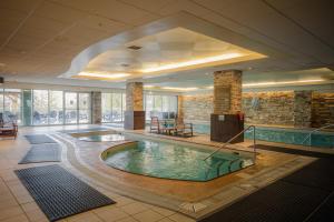 Bazén v ubytování The Rimrock Resort Hotel Banff nebo v jeho okolí