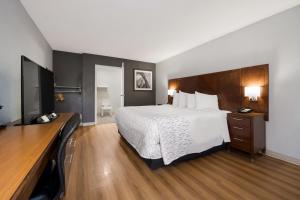 Postel nebo postele na pokoji v ubytování Econo Lodge