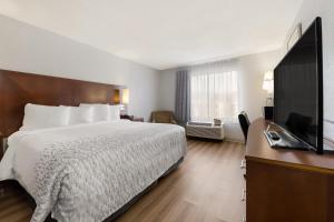 TV a/nebo společenská místnost v ubytování Econo Lodge