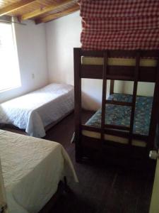 een slaapkamer met 2 bedden en een stoel. bij Finca Campestre en Guarne in Guarne