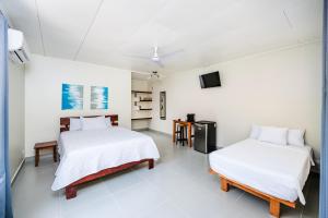 سرير أو أسرّة في غرفة في El Sueno Tropical Hotel