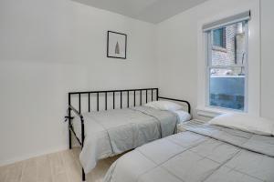 2 Betten in einem weißen Zimmer mit Fenster in der Unterkunft Modern Hastings-On-Hudson Home Near River! in Hastings-on-Hudson