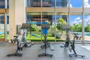 um grupo de bicicletas de exercício em frente a um edifício em Sky Ala Moana 2307 condo em Honolulu