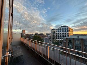 einen Balkon mit Stadtblick in der Unterkunft Spacious 2 Bedroom Penthouse Retreat in London