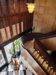 - un escalier en colimaçon dans un bâtiment doté d'un lustre dans l'établissement Palihouse Hyde Park Village, à Tampa