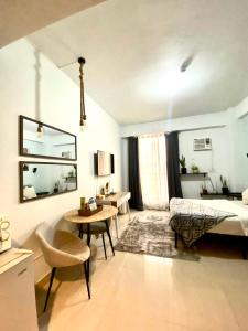 - une chambre avec un lit, une table et un bureau dans l'établissement Affordable Staycation Studio Rooms Edsa Shaw MRT Greenfield Near Ortigas and Pasig F Residences and Urban deca Shaw, à Manille