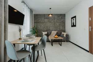 jadalnia i salon ze stołem i krzesłami w obiekcie F211 Apartament CHARLIE w mieście Lublin