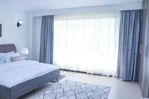 Cama ou camas em um quarto em 3 BR Roseville Apartments - Free Wifi, Pool and Parking