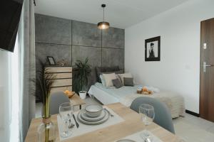 salon z łóżkiem i stołem jadalnym w obiekcie F211 Apartament CHARLIE w mieście Lublin