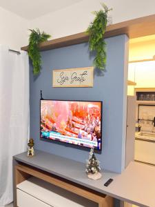 een flatscreen-tv aan een muur in een kamer bij Apartamento prox shopping atlântico BrisamarBC5 in Balneário Camboriú