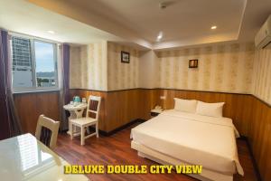 Giường trong phòng chung tại Golden Rain 2 Hotel