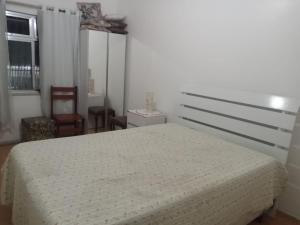 - une chambre avec un lit blanc et une fenêtre dans l'établissement APTO CABO FRIO PERTO DE TUDO, à Cabo Frio
