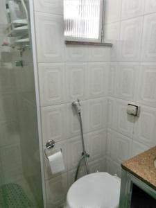 La salle de bains est pourvue de toilettes et d'une douche. dans l'établissement APTO CABO FRIO PERTO DE TUDO, à Cabo Frio