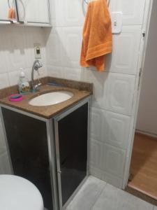 La salle de bains est pourvue d'un lavabo et de toilettes. dans l'établissement APTO CABO FRIO PERTO DE TUDO, à Cabo Frio