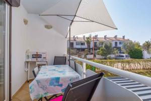 - un balcon avec une table et un parasol dans l'établissement Apartment in Cervar Porat - Istrien 44232, à Poreč