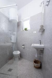Ένα μπάνιο στο Apartments with parking space Gradac, Makarska - 21758 +14 φωτογραφίες
