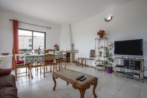アルジェズールにあるVilla Bartoniのテレビとテーブルのあるリビングルーム