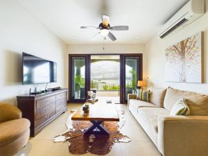 普拉亚弗拉明戈360 Splendor 206-Ocean View Condo-Breakfast Included!的客厅里有一张沙发和一台电视