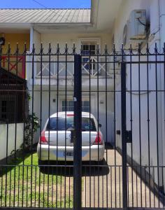 un'auto parcheggiata di fronte a una casa di Dulce Hogar a San Miguel de Tucumán