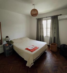 sypialnia z łóżkiem i oknem w obiekcie Dulce Hogar w mieście San Miguel de Tucumán