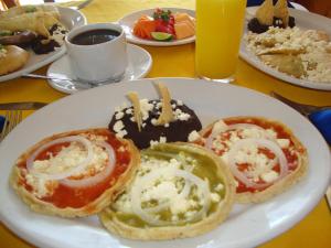 um prato de comida com bolos numa mesa em Hotel Delfines em Veracruz