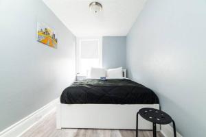 1 dormitorio con 1 cama en una habitación blanca en -- AGH Walkable - Free Parking - Washer & Dryer --, en Pittsburgh