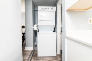 a kitchen with a stove and a refrigerator at -- AGH Walkable - Free Parking - Washer & Dryer -- in Pittsburgh