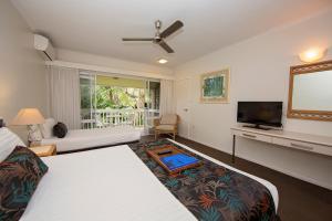 Habitación de hotel con cama, TV y cama sidx sidx sidx sidx sidx sidx sidx en Castaways Resort & Spa On Mission Beach, en Mission Beach