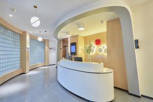 a lobby with a reception desk in a building at DuoDuo Hotel Apartment - Yiwu International Trade City in Yiwu