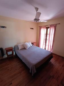 Schlafzimmer mit einem Bett und einem Fenster in der Unterkunft Chalet Fer Icho in Villa Icho Cruz