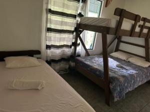 Hostel Gaia Zo-é tesisinde bir ranza yatağı veya ranza yatakları