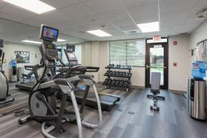 Fitness centrum a/nebo fitness zařízení v ubytování Staybridge Suites Buffalo by IHG